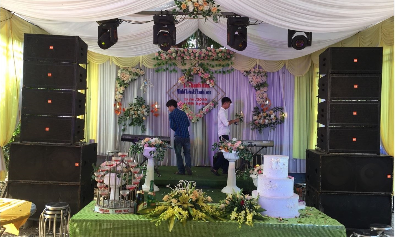 Đám cưới hoàn hảo: Bí quyết nằm ở dàn âm thanh ánh sáng chất lượng.