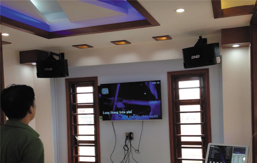 Treo Loa Karaoke Lên Tường